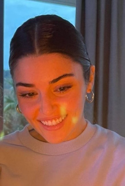 yaninavaccino's tweet photo. Yo los apoyo a los dos por igual, pero hoy siento que ella nos necesita mas que nunca.
Basta ella puede ser tu madre, tu hija, tu amiga. 
Si la ensucias a ella, lo ensucia a él.  🦋❤️🐻
#HandeErcel https://t.co/KsyKWOORib