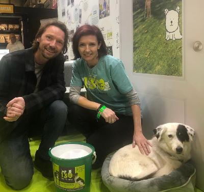nigeldaveyfilms's tweet photo. #Crufts2022 Great to meet FLEUR 🐶 again today!
..and a lovely welcome from Andrew Morris @chroniclesfleur Val at @valgraysrescue and Fleur even had a rest with @FiHarrison1 of @BhamDogsHome @pixelrev @SallyWood #FilmFleur
#dogslife #Crufts #RescueDogs https://t.co/GdVIkTO3oA