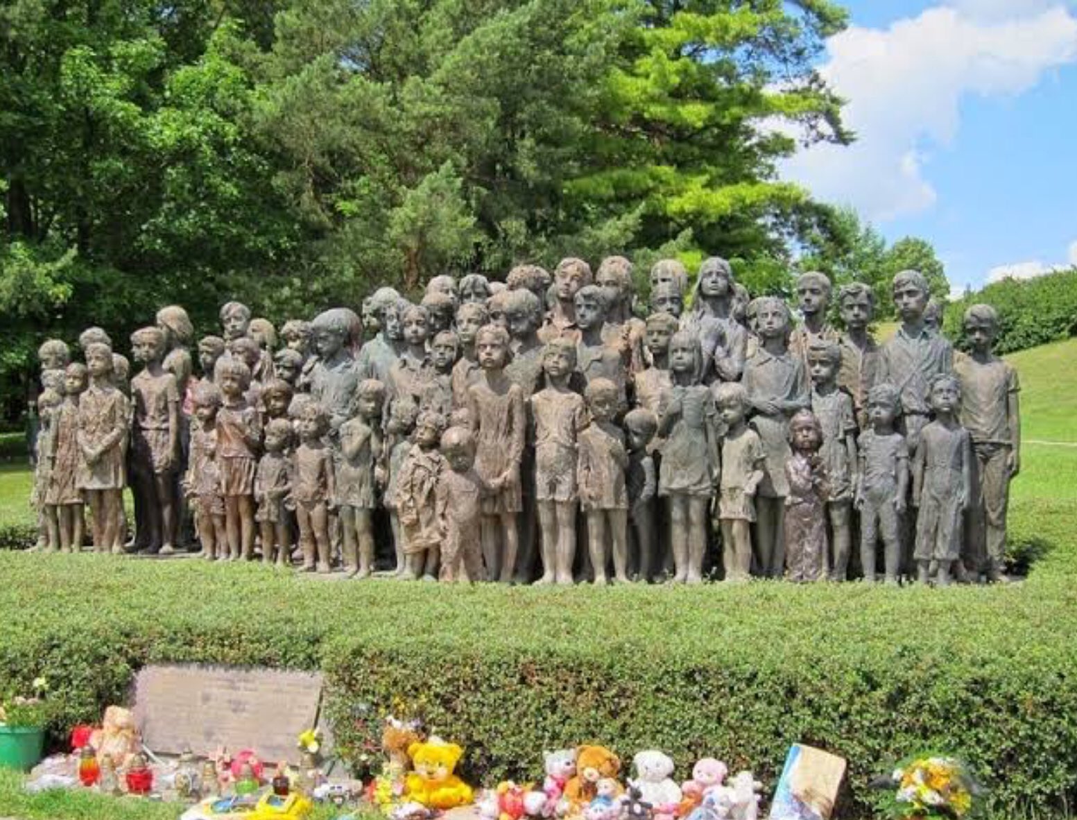Памятник детям жертвам войны в Лидице