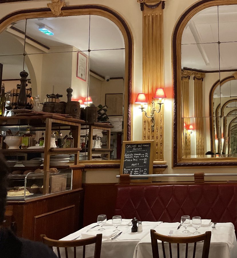 Olivennes's tweet photo. #ChezGeorges rue du mail (75002), fantastique bistro de #JeanGabrielDeBueil chaleureux comme autrefois, décontracté comme aujourd’hui, des bons produits notamment du #Jura et un excellent #Chenas du propriétaire. THE spot https://t.co/16aM0UTGhO