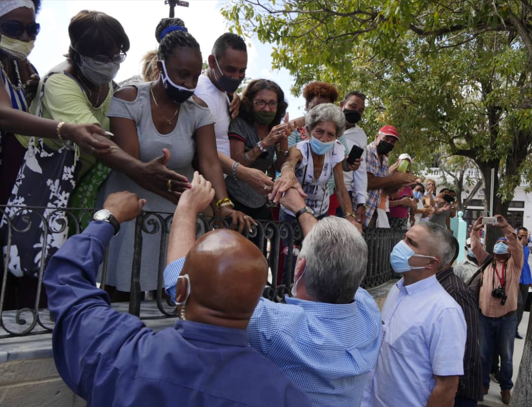 DiazCanelB's tweet photo. Qué alegría volver a Regla y comprobar cuánto de bueno y esperanzador allí se hace. Gracias a su pueblo por el cariño de siempre. Su entusiasmo y deseos de salir adelante renuevan nuestro compromiso con la Revolución que fundaron Fidel y Raúl. #CubaVive https://t.co/1ERuWydg3O