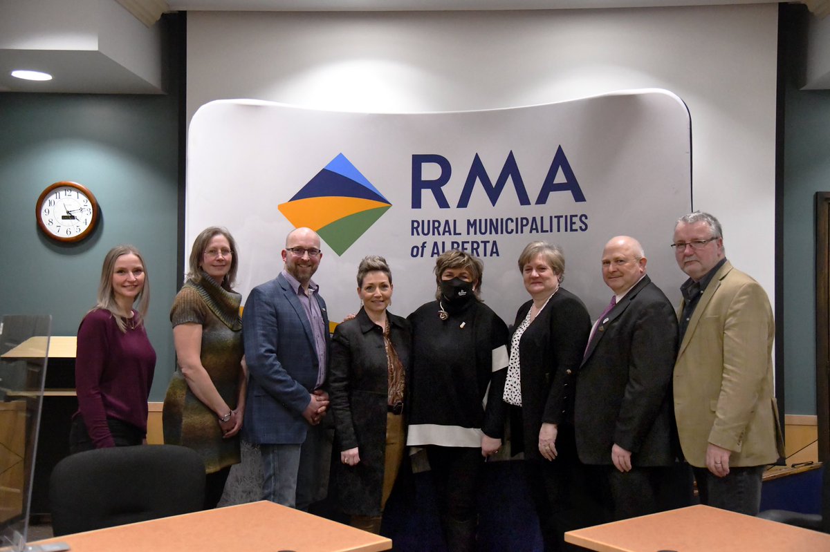 Was pleased to Chair a round table discussion with Federal Minister of Rural Economic Development <a href="/Gudie/">Gudie Hutchings</a> Hutchings yesterday following her joint announcement with <a href="/nateglubish/">Nate Glubish</a> on Broadband funding. Discussed many issues affecting rural communities. Thank you for listening!