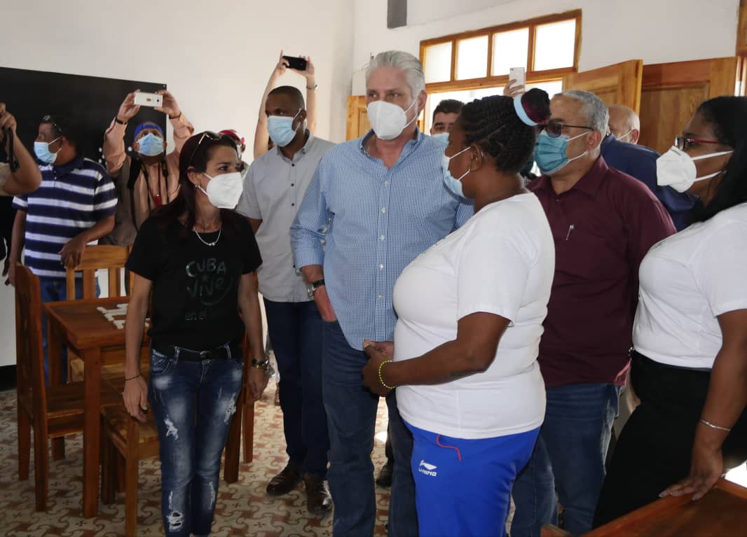 DiazCanelB's tweet photo. Qué alegría volver a Regla y comprobar cuánto de bueno y esperanzador allí se hace. Gracias a su pueblo por el cariño de siempre. Su entusiasmo y deseos de salir adelante renuevan nuestro compromiso con la Revolución que fundaron Fidel y Raúl. #CubaVive https://t.co/1ERuWydg3O