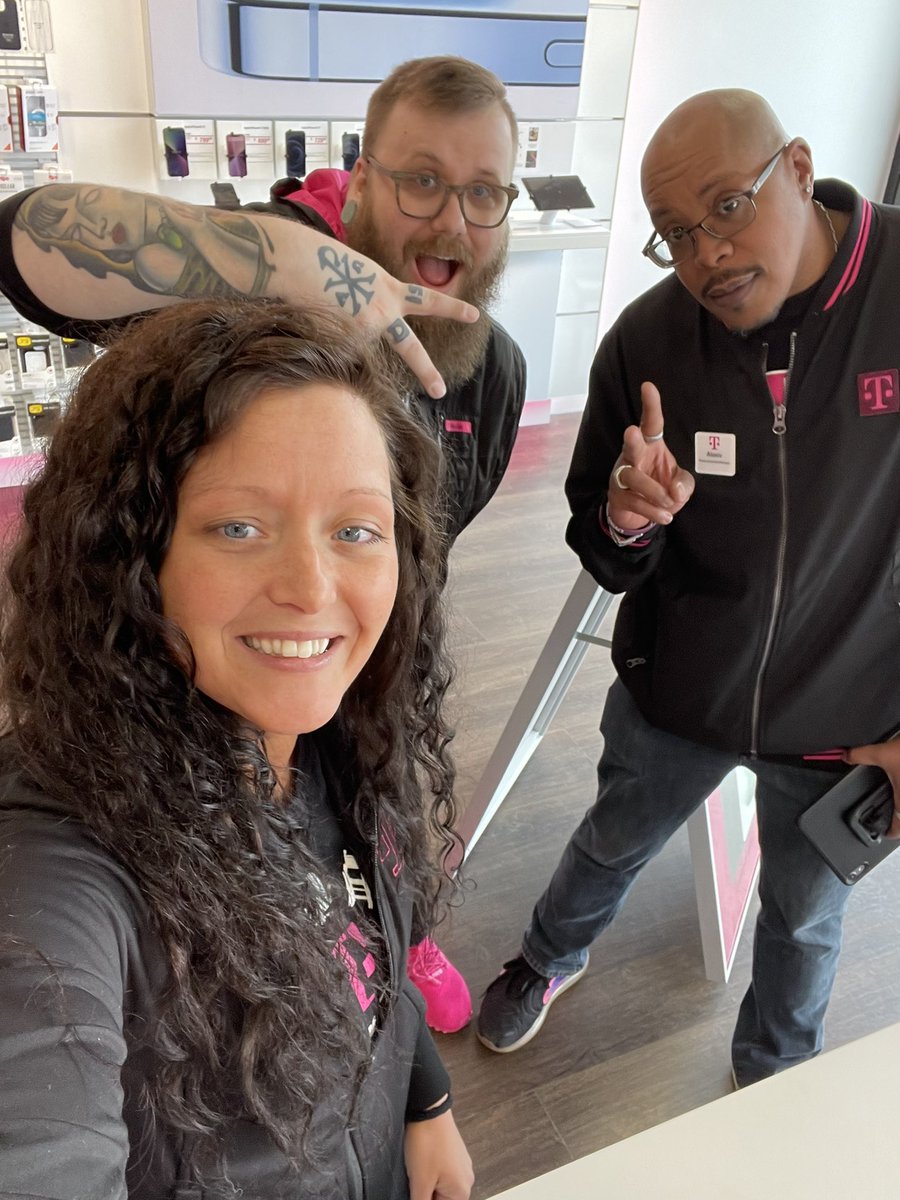 BKnollRetail's tweet image. When you get the text that some of your old crew is in town to visit T100 in Miamisburg so you come over to see them. Great to see you @dannyfattington and @AlexivMagenta! #SMRApartnerswithT100 #Midwestmagic @stllegend82 @JessMiller209 @wderrickindy @RJGomezIII @TracyNolan_
