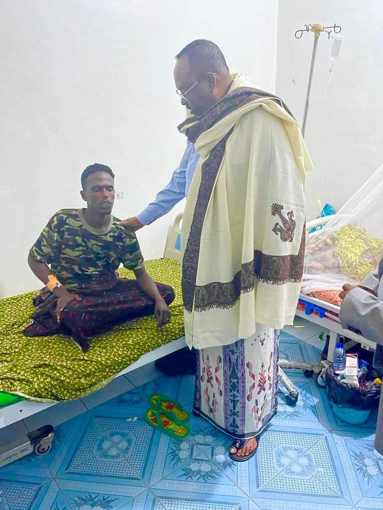 shaluco's tweet photo. The President of #Puntland Mr. @SaidAbdullahiDe tonight visited the hospital of Darawish soldiers from the 4th Dayax battalions who were recently injured in a car accident between #Qardo and #Garowe https://t.co/rfU3FYrnJo