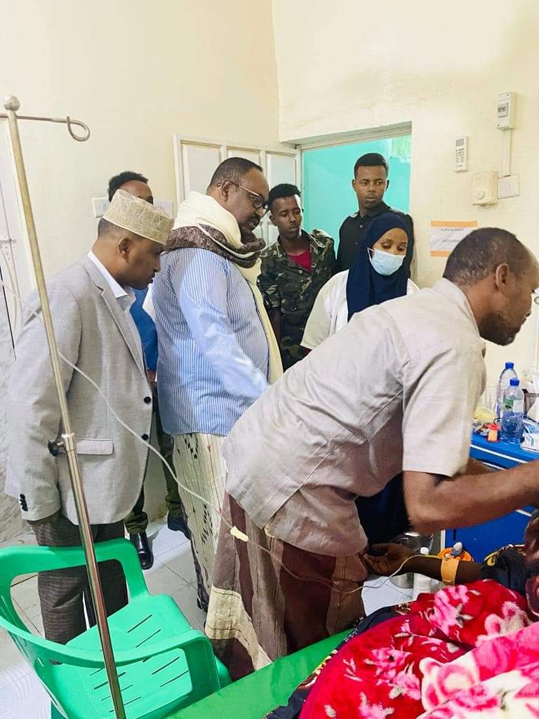 shaluco's tweet photo. The President of #Puntland Mr. @SaidAbdullahiDe tonight visited the hospital of Darawish soldiers from the 4th Dayax battalions who were recently injured in a car accident between #Qardo and #Garowe https://t.co/rfU3FYrnJo