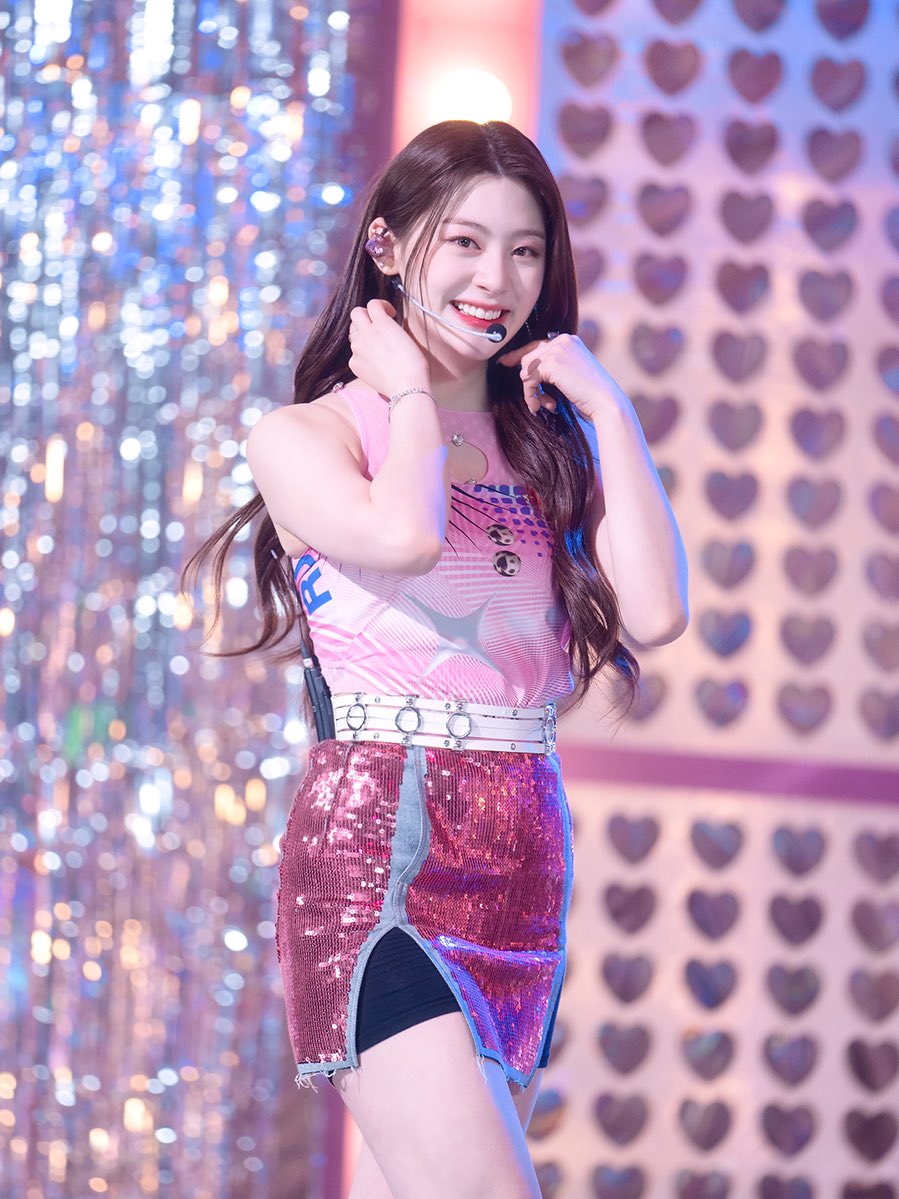 picseeun's tweet photo. 220227 inkigayo https://t.co/nqv2kJrWEV