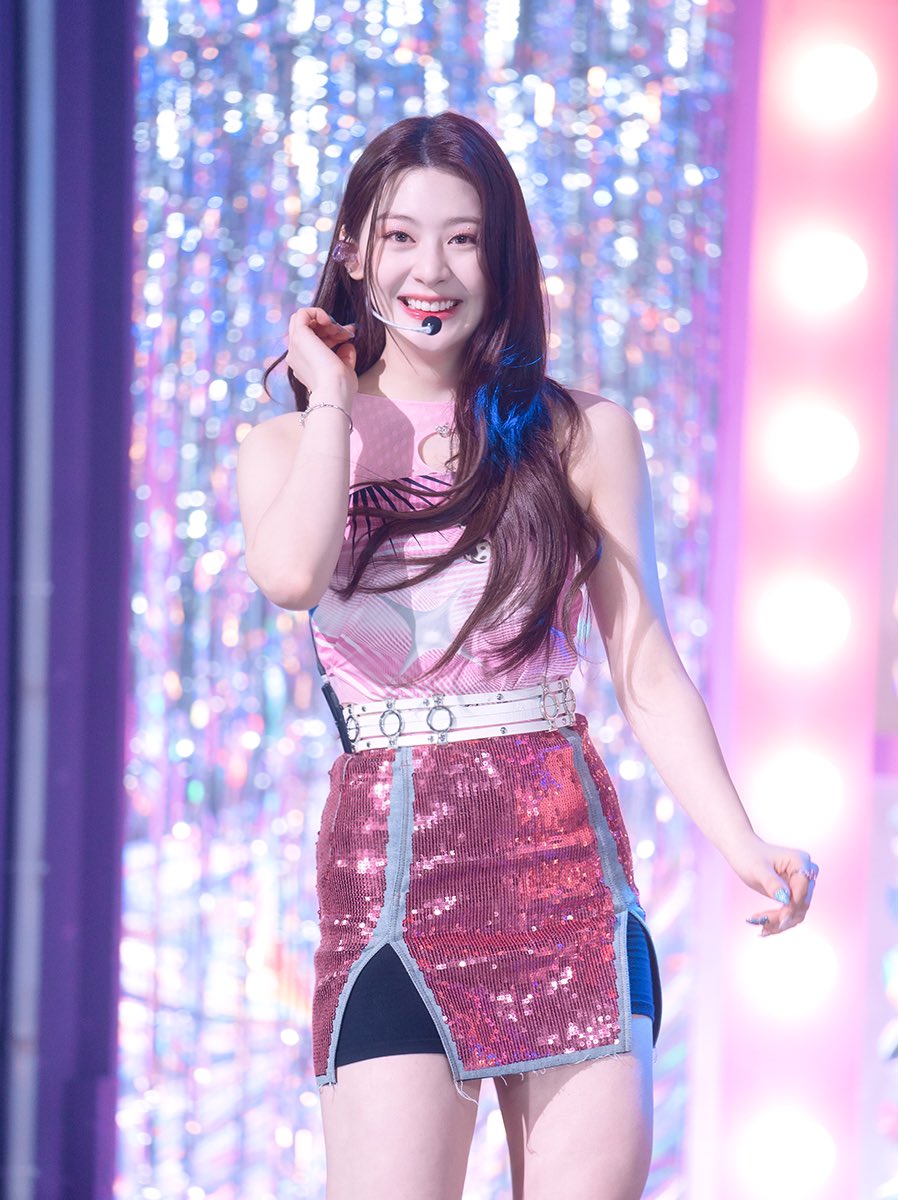 picseeun's tweet photo. 220227 inkigayo https://t.co/nqv2kJrWEV