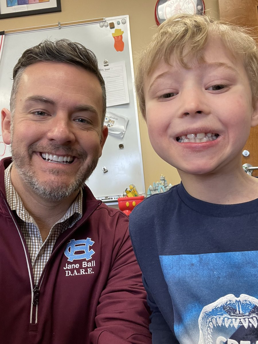 RyanCEckart's tweet photo. Always working hard earns you a #goodnewscalloftheday!! #myjblions #principalsinaction @hcsc219 https://t.co/rrSZMKn9M1