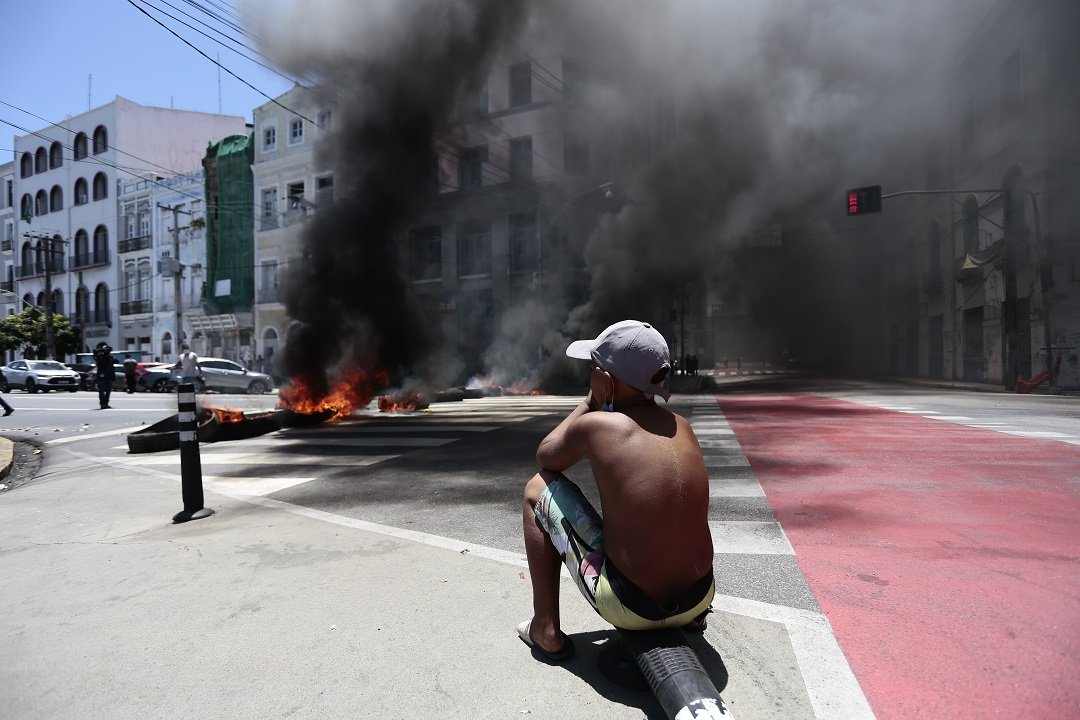 arnaldosete's tweet photo. Protesto do Movimento de Luta e Resistência Pelo Teto contra o aumento da passagem de ônibus no Recife e pelo suposto aumento no valor do vale refeição dos vereadores da cidade. Os vereadores negaram que tinha sido votado e aprovado o reajuste referente a este benefício.

08.02 https://t.co/ebNFwkmisA
