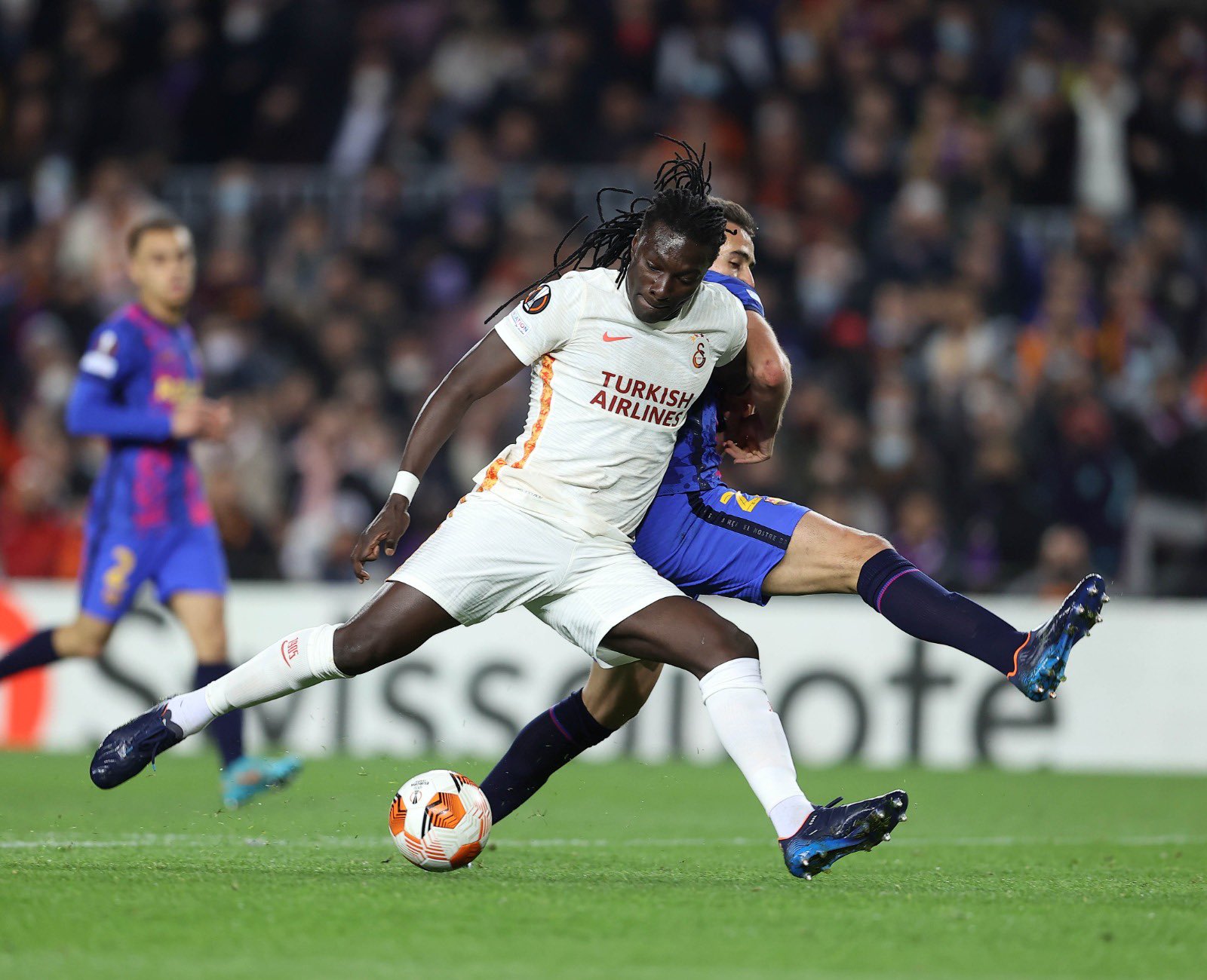 Barcelona-Galatasaray maçında Gomis'in sayılmayan golü öncesi vuruşu
