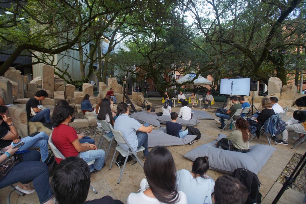 EAFIT's tweet photo. #AEstaHora en #EAFIT le hacemos un homenaje a nuestra ágora encontrándonos en la palabra 🌿🤍💭 esta vez, en torno al tema de la confianza 🤲, conversamos con Juana Francisca Llano, @jennygiraldo, #ElAka y @adolfo_eslava.

Te compartimos algunas ideas de esta conversación 👇 https://t.co/rrkd20p4LX