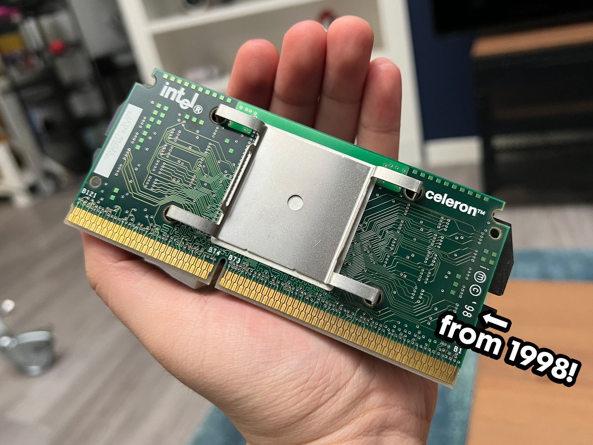 LinusTech's tweet photo. stop asking me if it can play crysis, its lived through enough https://t.co/thLG1VBwQy