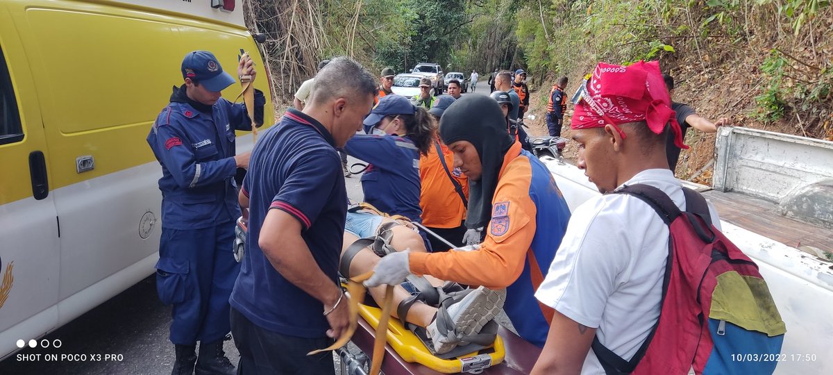 #10Mar Atención Pre Hospitalaria a (3) Personas Lesionadas Involucradas en Choque de Vehículo con Objeto Fijo en la KM 5 Carretera Costa de Oro Parque Nacional Henri Pittier #MBI <a href="/BrullerbyPSUV/">Brullerby Suárez</a> <a href="/droopy171/">Alexander Sanchez</a> <a href="/PCivil_Ve/">Protección Civil</a> <a href="/perezampueda/">M/G Carlos Pérez Ampueda</a> <a href="/PcRedancentral/">PC REDAN CENTRAL</a> @PCADAragua <a href="/CeballosIchaso1/">@FuerzaDinamica Remigio Ceballos Ichaso</a>