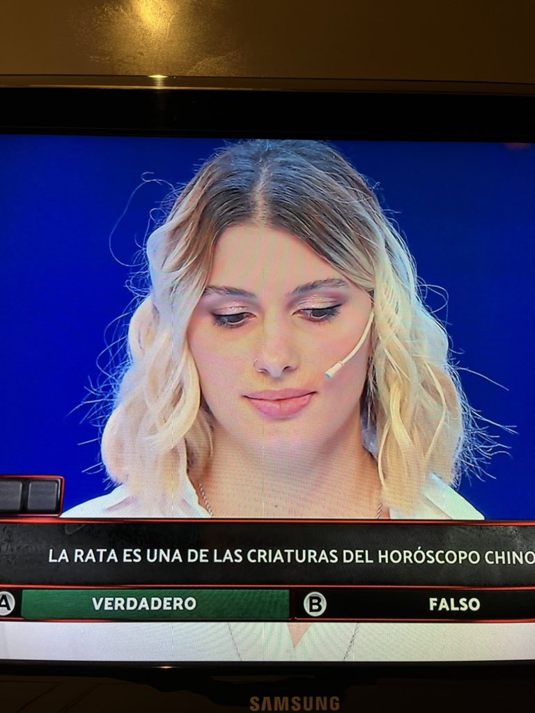 fedecarduccipla's tweet photo. #Los8EscalonesDelMillon esa es mi amiga te amo mica te amo #fandewanda who? https://t.co/q7Anma8uss