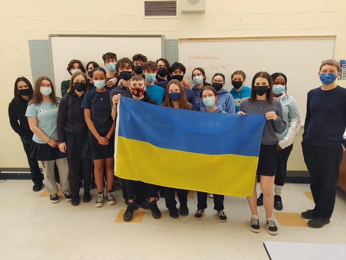 CcSamuelGenest's tweet photo. Une prière pour la paix et un geste de solidarité envers le peuple ukrainien. #journéeenbleupourlapaix 🇺🇦 https://t.co/QS45hWccQR