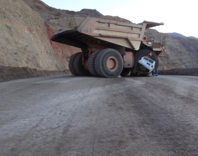 Уурхайн техникийн ослын 90% нь эрчүүд эхнэртэйгээ ярих ородлого хийх, тэд нар нь залгаж үймүүлэх, хүсэж ядаж байхад нь видео калл хийх зэргээс болдог гэнэ.
Утсаар ярьж болдоггүй тул нөхрүүдрүүгээ битгий залгаж аминд нь халдаарай 🙏💛🙏 
Аюулгүй ажиллагаа нэн түрүүнд 🙏🙏