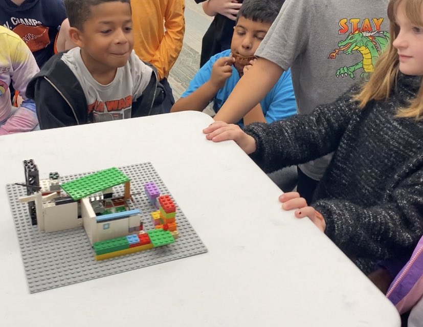ecabahug1_ellen's tweet image. Our little engineers creating and testing their earthquake-proof houses on this great thinking-Thursday! This clever cubs enjoyed shaking our little platform and immediately realizes what they need to improve after testing. #LikeaFox @FoxKISD