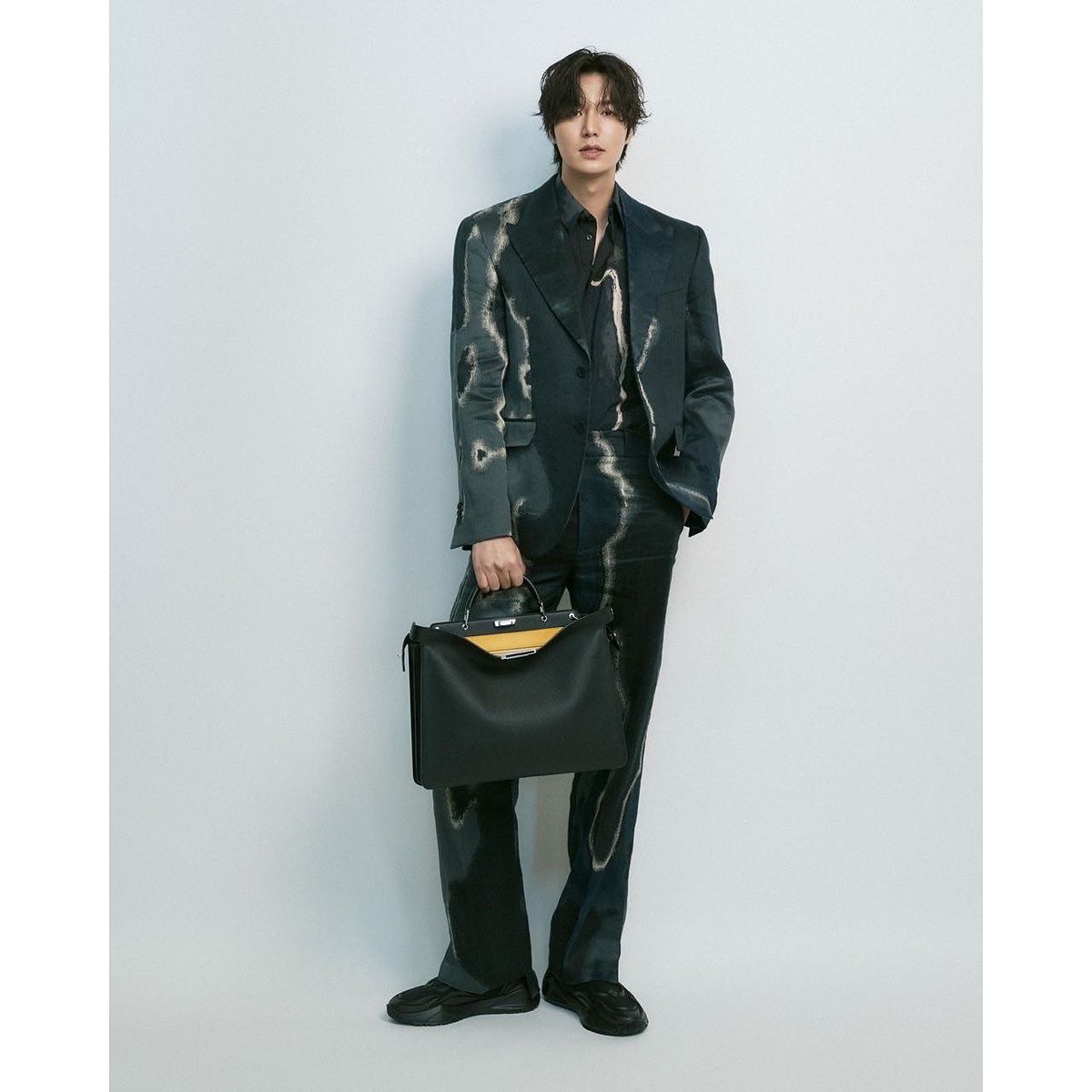 ActorLeeMinHo's tweet photo. [#이민호]
𝗟𝗘𝗘 𝗠𝗜𝗡 𝗛𝗢 𝘅 𝗙𝗘𝗡𝗗𝗜

이민호 배우의 펜디 앰버서더 선정 소식💌

이민호 배우와 글로벌 패션 하우스, 펜디의 만남을 알리는 공식 이미지가 공개됐습니다! 
(눈이) 즐거운 시작을 알린 이민호 배우와 펜디의 열일 행보, 기대해주세요 :D

@Fendi #leeminho #ambassador
#펜디 https://t.co/IfO3dQdKWK