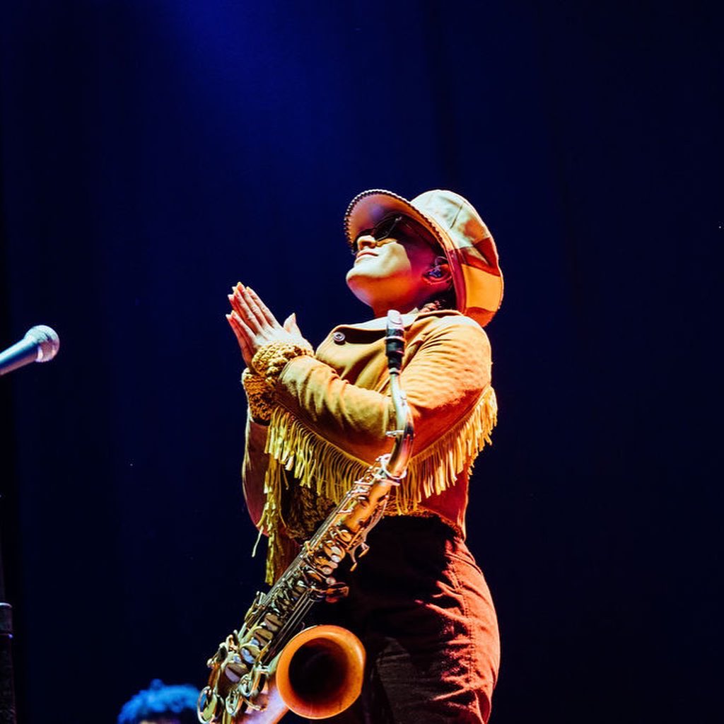nubya_garcia's tweet image. what an amazing first night at @radiocitymusichall opening for @khruangbin !! I’m so grateful to be here playing in such an iconic venue.. can’t wait to play again tonight!

Thank you Nicholas Daley x @MulberryEngland for the fit! 

📸 @jackieleeyoung