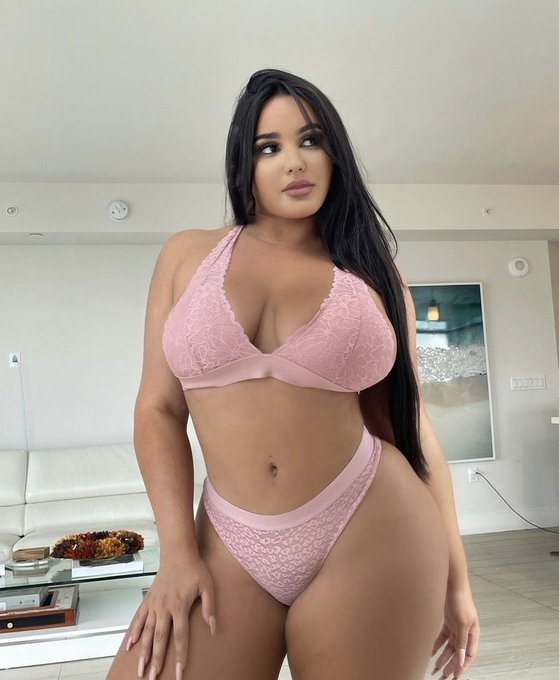 Me wondering if I should take another nude ? https://t.co/De2iYN46bE