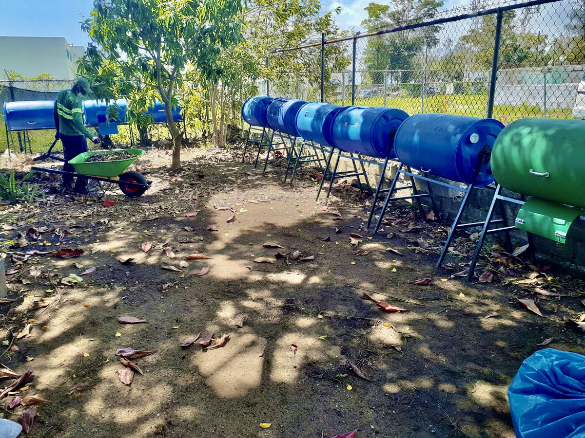 Trabajando para enviar #CeroResiduos al vertedero ♻️

Los 6 <a href="/AerodomRD/">AerodomRD</a> valorizando los residuos. En el #AILA aprovechamos residuos orgánicos de la terminal para producir abono. 

Un pequeño paso para el hombre, un gran salto para el planeta 🌍 powered  by <a href="/VINCIAirports/">VINCI Airports</a>