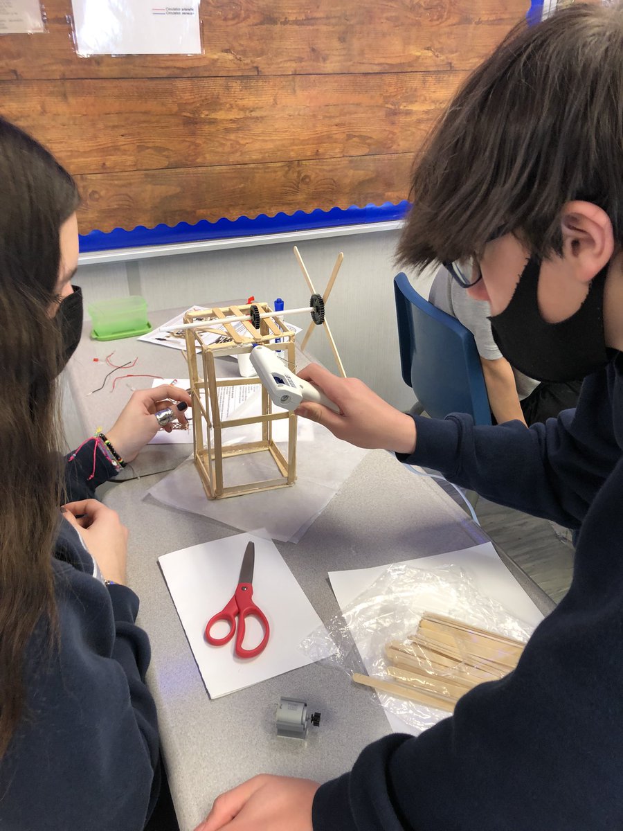 JocelyneSuits's tweet photo. Les élèves de la 8e année développent leurs compétences en design avec la fabrication d’une éolienne lors de la semaine d’exploration des métiers spécialisés à l’ÉSC PRDG à Cambridge. @progavenirsec @DReussite #métiersspécialisés https://t.co/eMvH8H5GW7