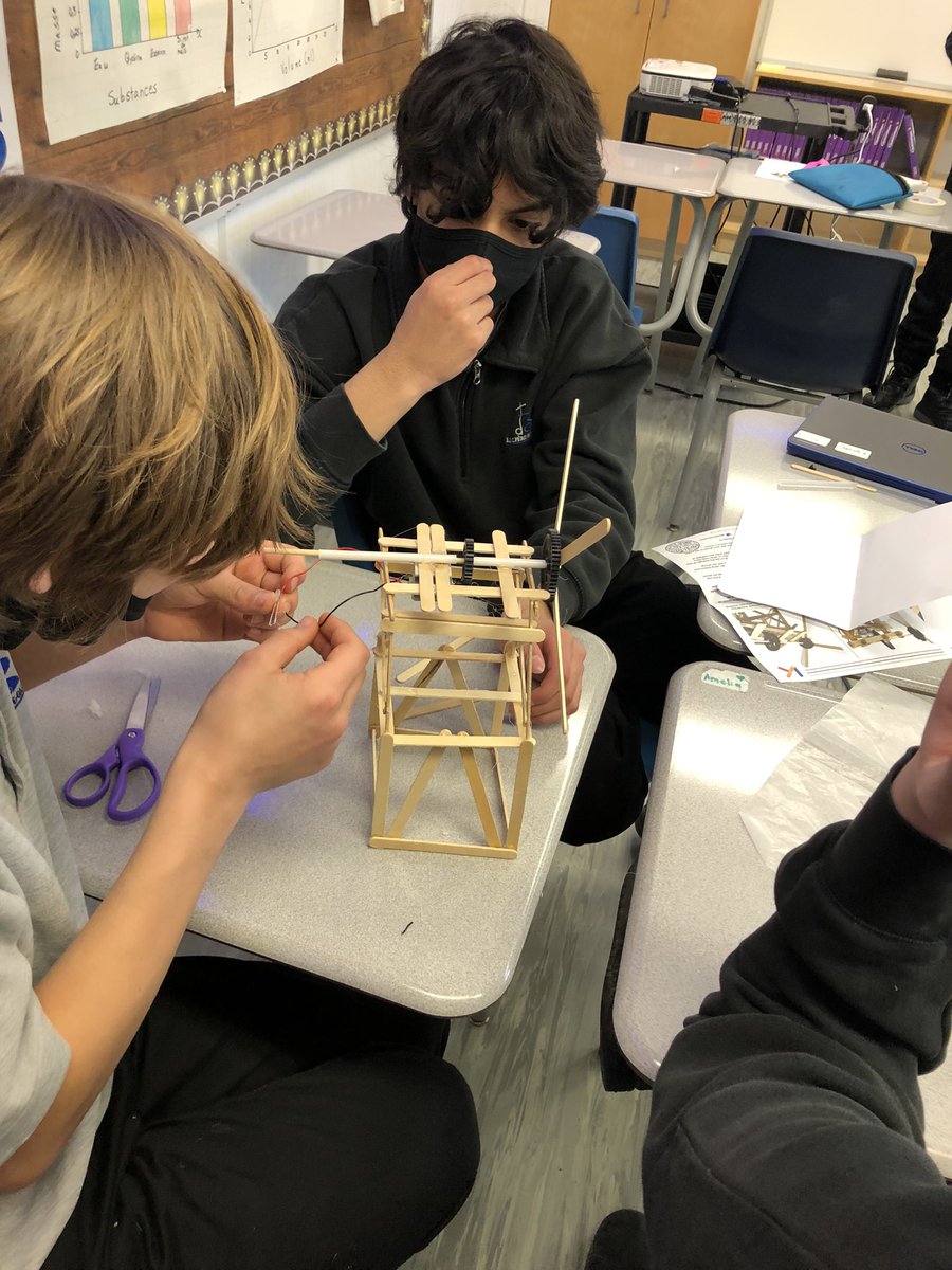 JocelyneSuits's tweet photo. Les élèves de la 8e année développent leurs compétences en design avec la fabrication d’une éolienne lors de la semaine d’exploration des métiers spécialisés à l’ÉSC PRDG à Cambridge. @progavenirsec @DReussite #métiersspécialisés https://t.co/eMvH8H5GW7
