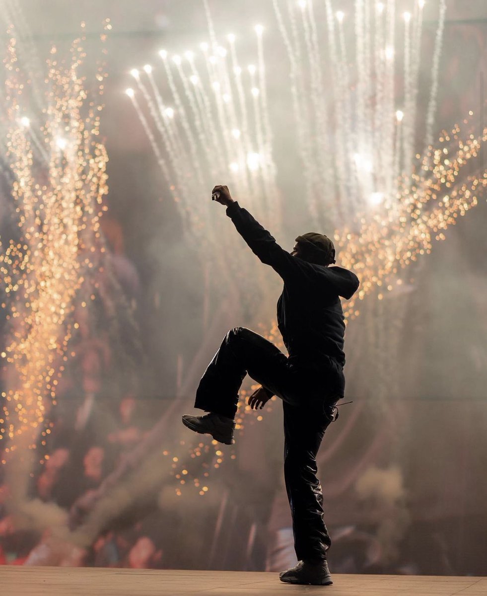 biebernovidade's tweet photo. LENDA! Com apenas 6 shows, Justin Bieber já se apresentou para 108.100 pessoas na "Justice World Tour", lembrando que até o momento a turnê está passando por arenas, em breve será em estádios. https://t.co/PNJjKp1tAK