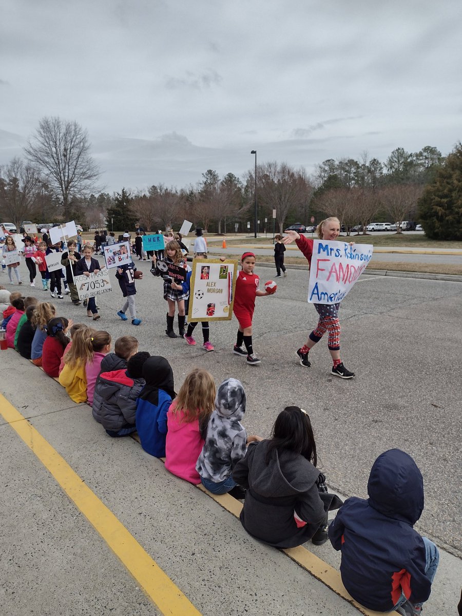 MeganHetterich's tweet photo. The second graders did a great job at their Famous American Parade today! πΊπ² #springrunstrong #springrunfun https://t.co/EaiYCwesaY