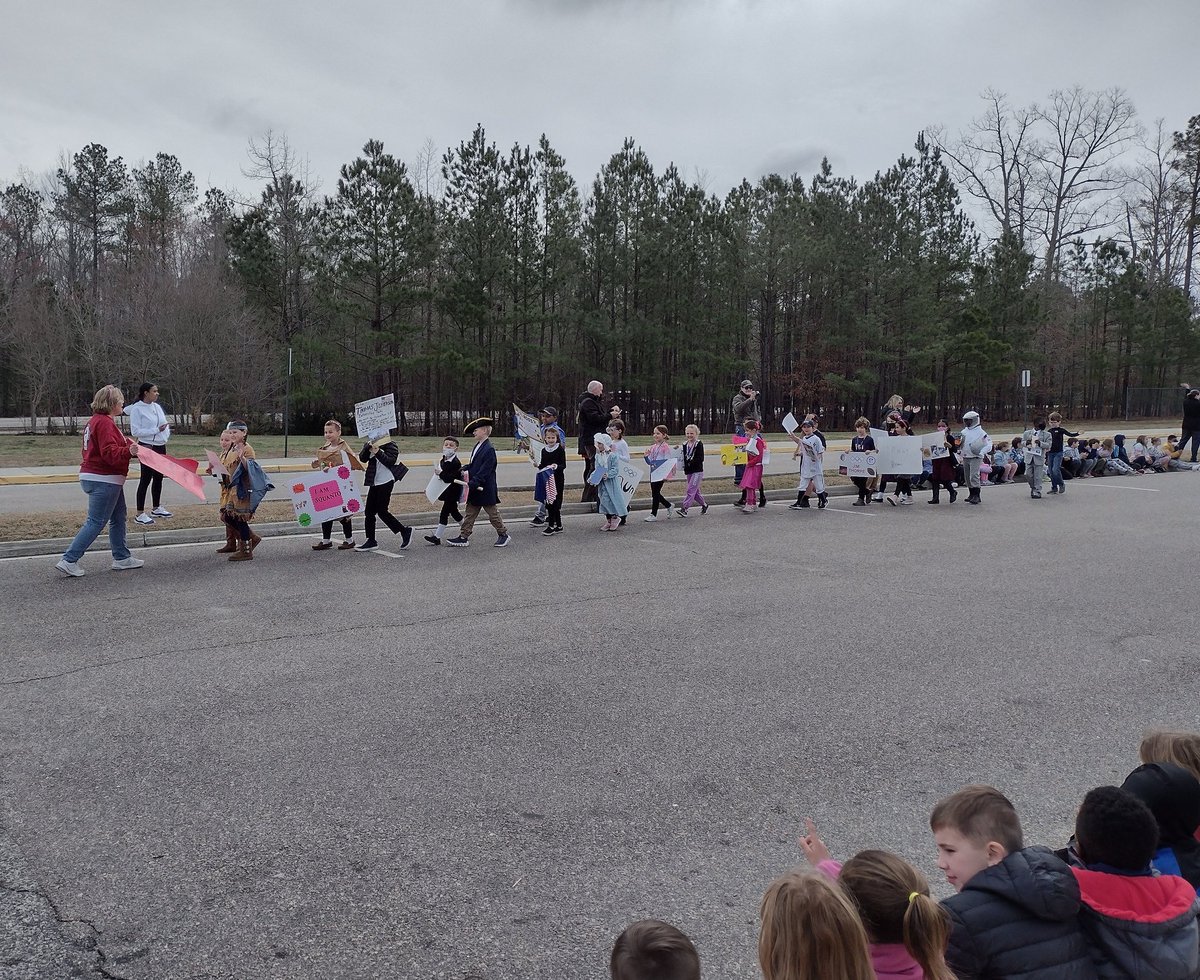 MeganHetterich's tweet photo. The second graders did a great job at their Famous American Parade today! πΊπ² #springrunstrong #springrunfun https://t.co/EaiYCwesaY