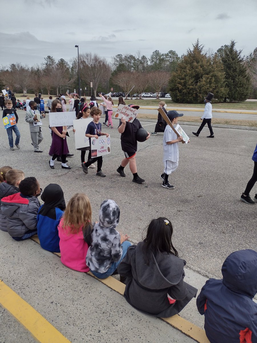 MeganHetterich's tweet photo. The second graders did a great job at their Famous American Parade today! πΊπ² #springrunstrong #springrunfun https://t.co/EaiYCwesaY