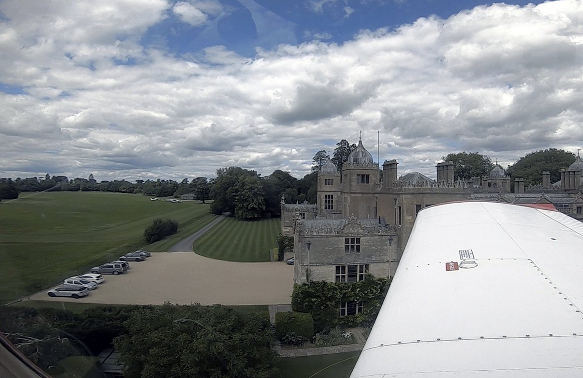 Approach into Charlton Park, Wiltshire. 100ft from the first floor windows of the mansion

#wingfriday #flying #aviation #photography #charltonpark #mansion
