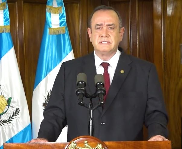 prensa_libre's tweet photo. #Ahora | El presidente @DrGiammattei indicó que no está de acuerdo con la Ley de Protección de la Vida y la Familia y pide al @CongresoGuate que archive la iniciativa por "violar la constitución".

Vía: @hmontenegro_GTV https://t.co/sFItwURcPl