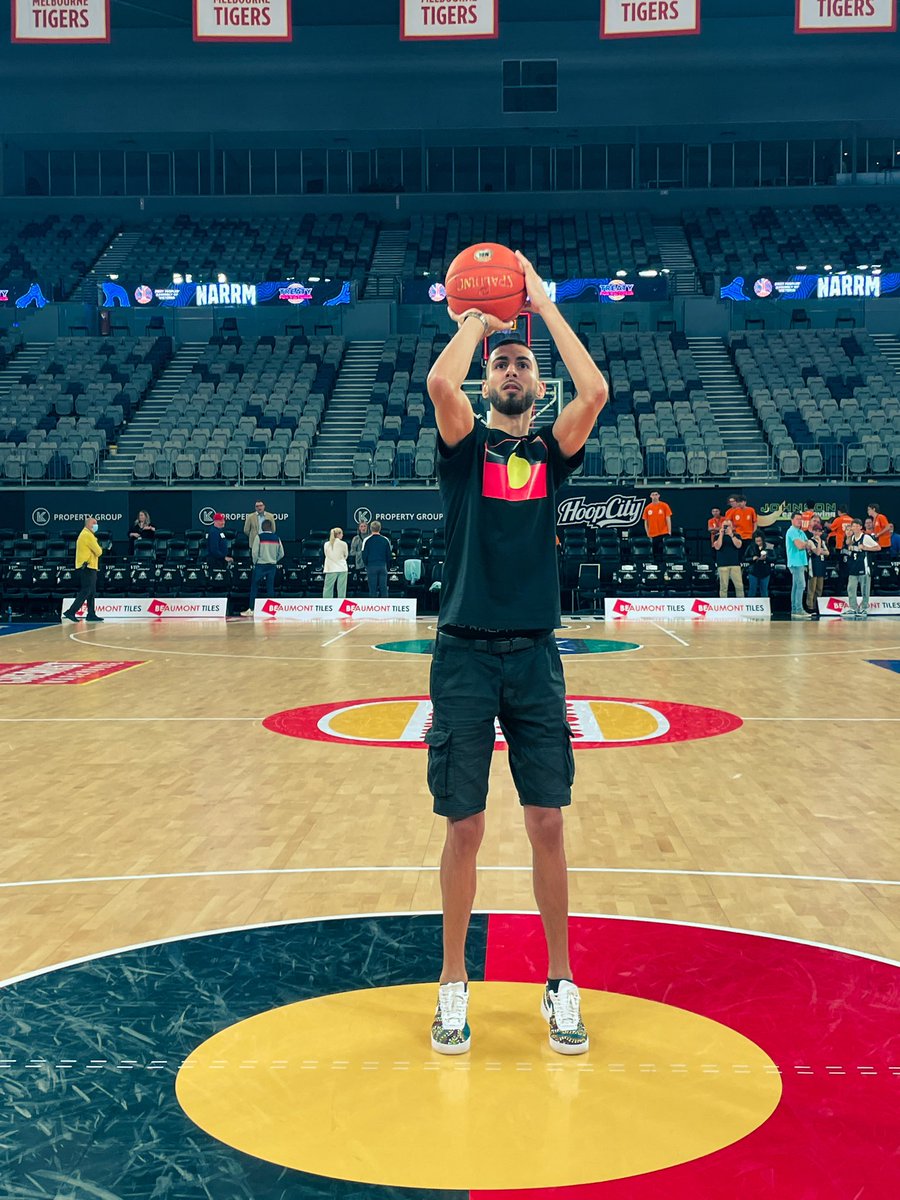 TheFinesseMane's tweet photo. How great is it to see this flag on an @NBL court 🖤💛❤️ Thanks @MelbUnited for letting me have a shoot around on the court #nbl #NBL22 #indigenous https://t.co/gnpK3Dvvhh