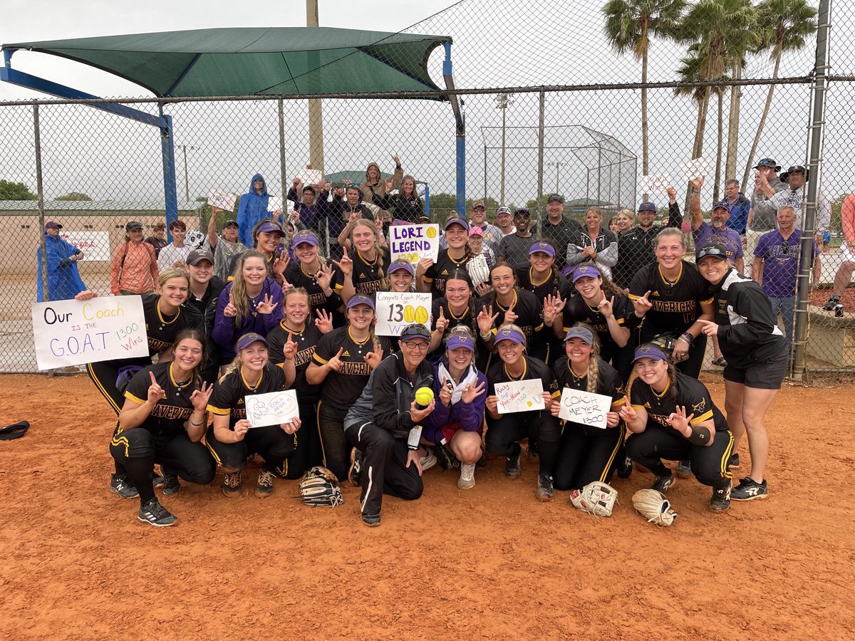 MinnStSoftball's tweet photo. Happy 1,300 Lori Legend! #HornsUp https://t.co/rrvG2Qf92V