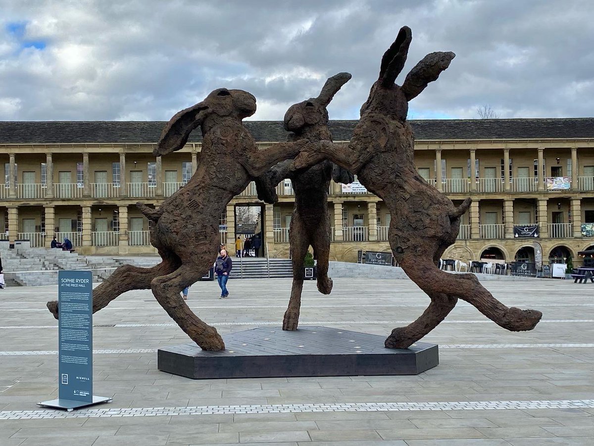 cathseal1's tweet photo. Visited the beautiful bronze giant hares @ThePieceHall by @SophieRyderArt
Go see them - they’re dancing until May ❤️#dancinghares https://t.co/kUvqhkOLoG