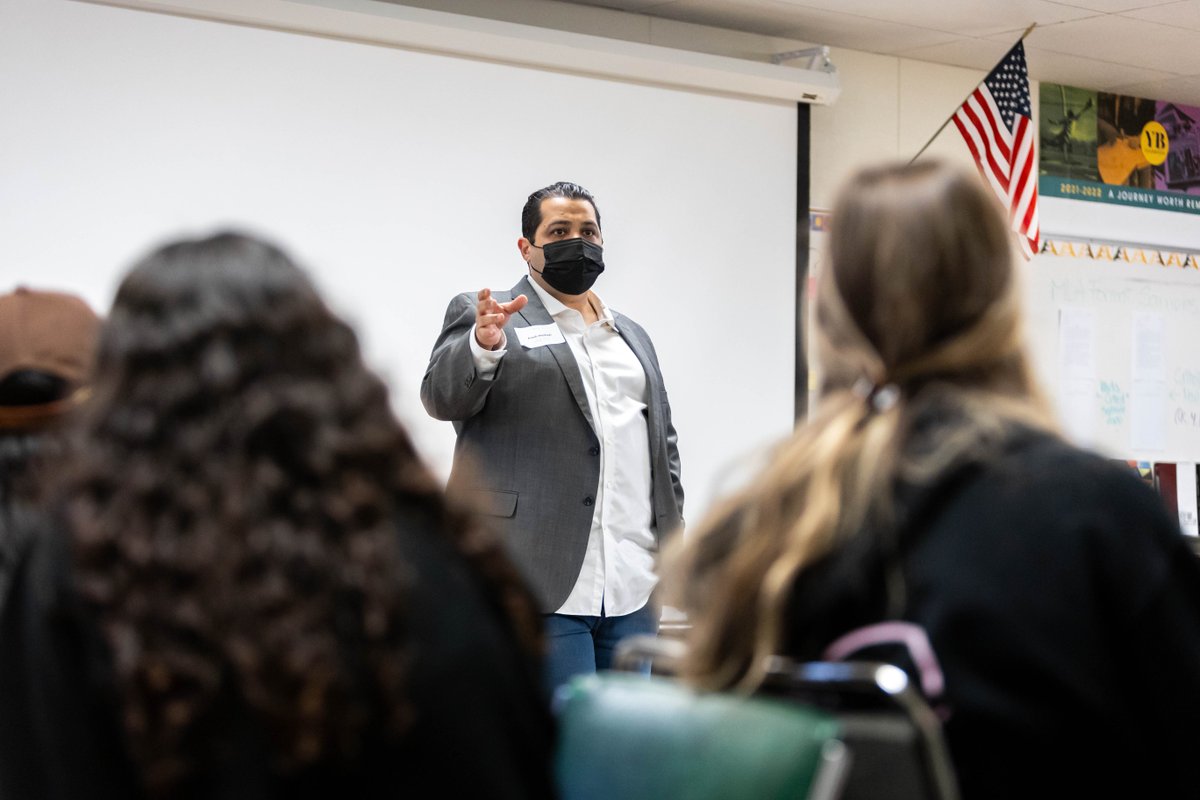 PHSburbank's tweet photo. This past Tuesday, Ms. Arzaga invited guest speaker, @ArashMarkazi,  to speak with yearbook students, sports broadcasting club members, and the writers alliance. Thank you Mr. Markazi for sharing insight and advice on the sports broadcasting journalism field. #GoPioneers https://t.co/KQMXaCfkZZ