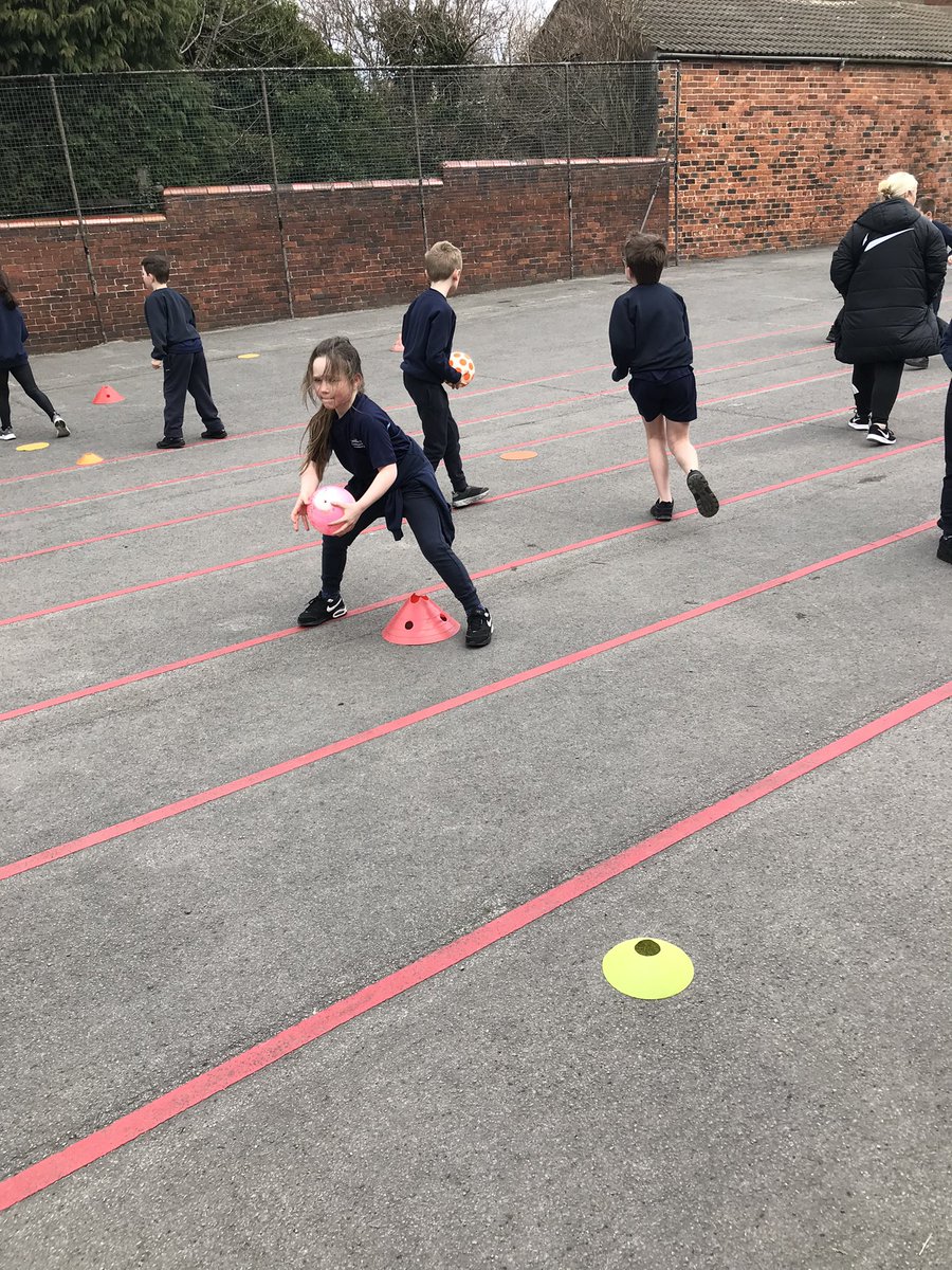 IPMATGawthorpe's tweet photo. Change of plan! Time to get Handball ready. What a great opportunity to transfer some of our skills and knowledge from our hockey lessons earlier in the year. #GCAPE #GCAYear3 https://t.co/v7pMitPO1W