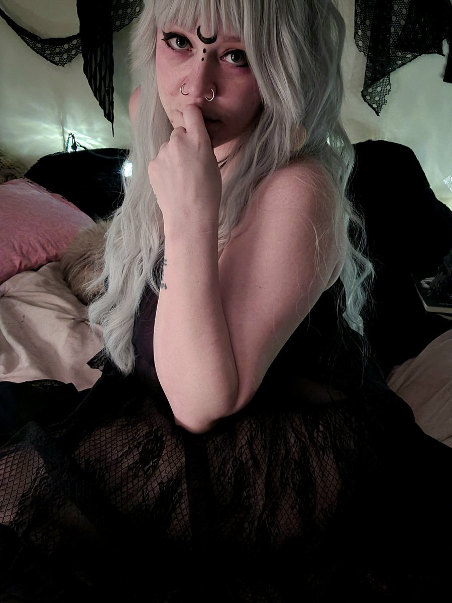Strega_Maze's tweet photo. I feel downright delicate in this wig https://t.co/Q75Gd6UBs6