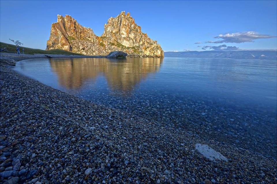Байкал наикрасивейшее озеро. Озеро Байкал. Голоустное +Байкал +лето. Озеро Байкал Иркутская область. Мыс Половинный Байкал.