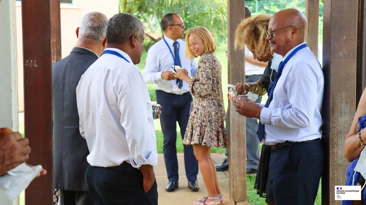 acguyane's tweet photo. #FormationDesCadres | En ce deuxième jour de séminaire, les 20 participants de Guyane, 12 de @AcGuadeloupe et 10 de @acmartinique, sont rentrés dans le vif du sujet en abordant les enjeux d'une nouvelle manière de "piloter le changement". 🏫
➡https://t.co/OLgb1Napgi https://t.co/sYqCVoCMi5