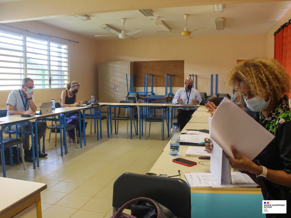 acguyane's tweet photo. #FormationDesCadres | En ce deuxième jour de séminaire, les 20 participants de Guyane, 12 de @AcGuadeloupe et 10 de @acmartinique, sont rentrés dans le vif du sujet en abordant les enjeux d'une nouvelle manière de "piloter le changement". 🏫
➡https://t.co/OLgb1Napgi https://t.co/sYqCVoCMi5