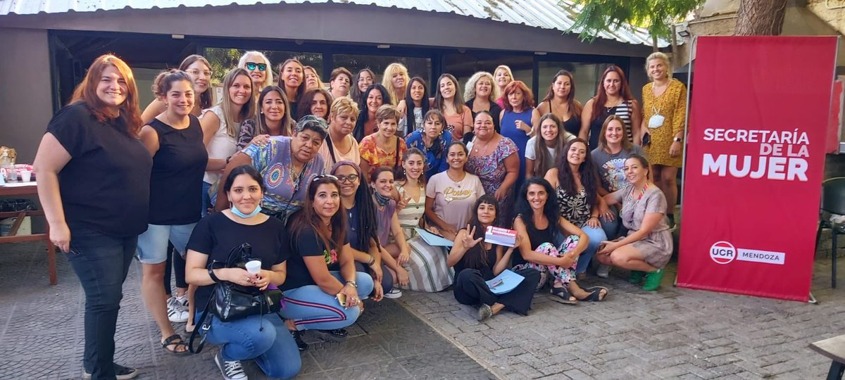 tamysalomonOk's tweet photo. #MujeresRadicalesEnAcción ✊🏼

Con el fin de avanzar en mesas de trabajos con diferentes temáticas que son transversales en las políticas públicas, nos reunimos con mujeres radicales de los departamentos de Mendoza en el Comite @ucrmendoza 🇵🇱 . https://t.co/MfZA3PxmIy