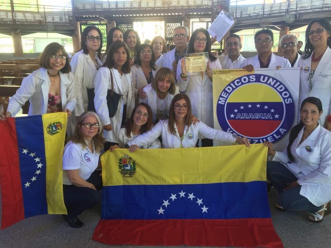 MUVaragua's tweet photo. Exigimos trabajar bajo condiciones  dignas, con insumos en todos los centros, salarios acordes, seguridad social, que cese persecución #VzlaNecesitaASusMedicos #SomosHumanosNoHeroes https://t.co/k7FB8y17eE