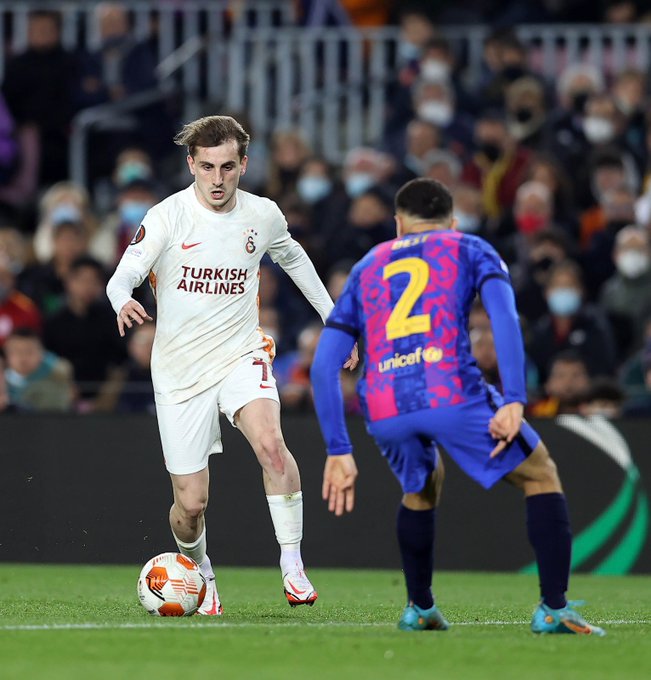 Barcelona-Galatasaray maçında Kerem Aktürkoğlu rakibini geçmeye çalışırken