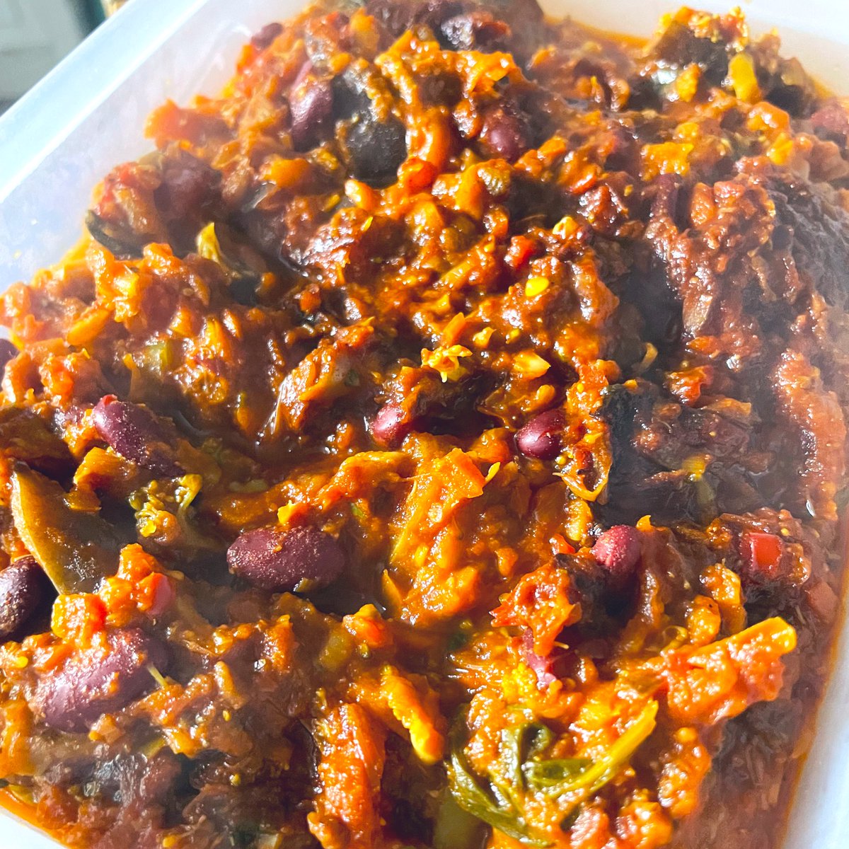 now_its_nora's tweet photo. Veggie chilli for #ThursdayLunchClub (communal veggie lunch) at work; and my fave tea: fridge fried rice! Today’s leek, yellow pepper, spinach, egg, chilli flakes, @broightergold garlic&amp;chilli oil, soy.

We do such a tough job, it’s so important to nourish our bodies &amp; spirits ♥️ https://t.co/NtQeSBw2ES