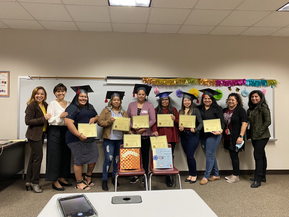 priv0422's tweet photo. Fortaleciendo Familias class 21-22. Congratulations @LiestmanES ‘s parents! @AliefISD @Alief_Fame @LiestmanES https://t.co/v7gzaSxBjv