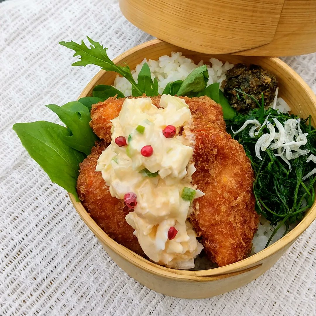 aya_wappabento's tweet photo. ‥今日のお弁当‥
鮭フライ
梅酢タルタルソース
カラスノエンドウのお浸し
ふき味噌
おはようございます。
鮭フライに酸味の効いたタルタルが合います。
カラスノエンドウの新芽が出ていたのでサッと茹でてみました。柔らかくて癖がなく食べやすいです
#おべんとう #今日のお弁当 #お弁当記録 #obeto https://t.co/4ePlCs74zM