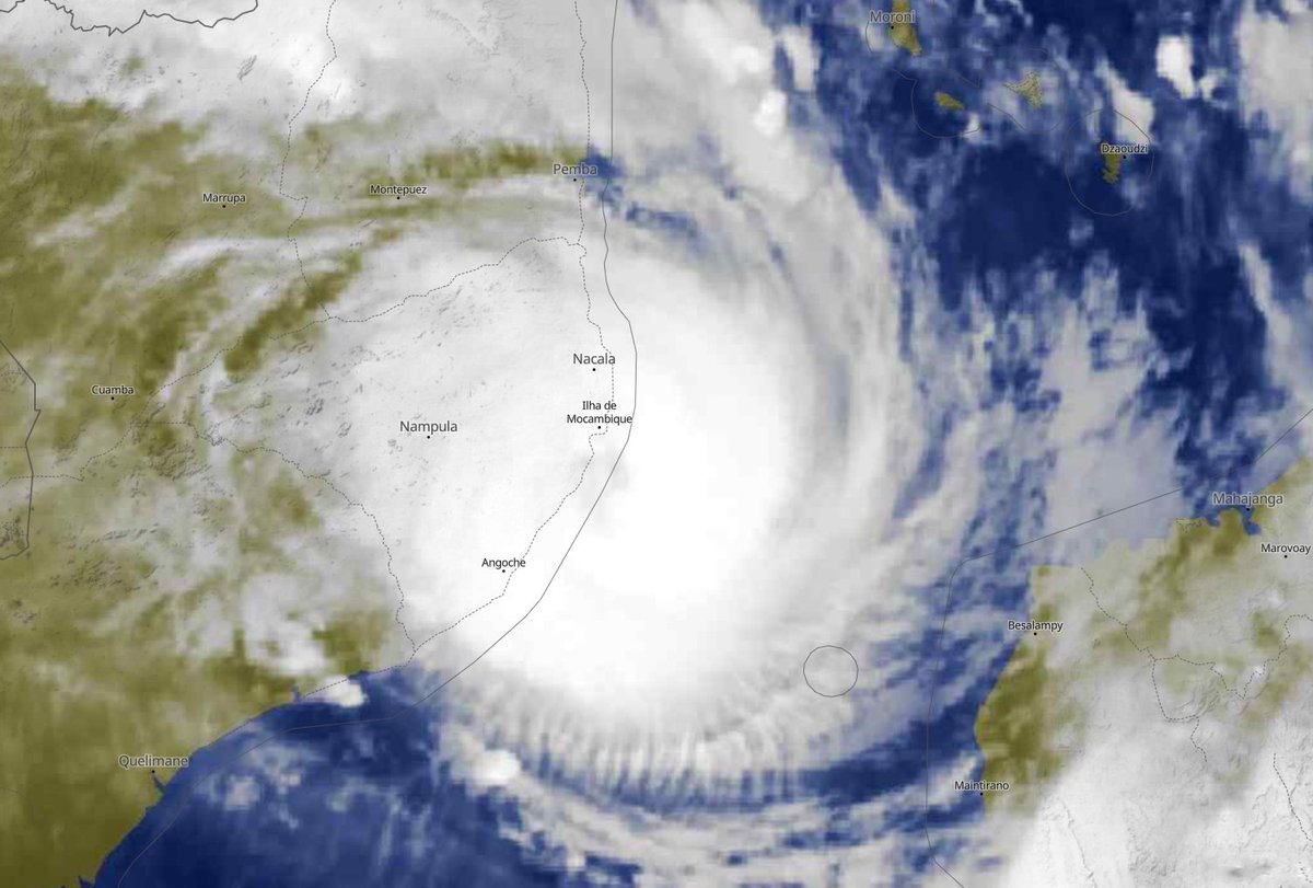 Meteouragans's tweet photo. Le centre de #GOMBE s'apprête à toucher terre entre #Nacala et #Angoche au #Mozambique. Le #cyclone s'est encore renforcé, c'est l'équivalent dans l'atlantique d'un solide #ouragan de cat.1 à la limite de la cat.2 vs 150 km/h rafales 185-195 km/h, 971-975 hPa. https://t.co/c7aTZlq9ay